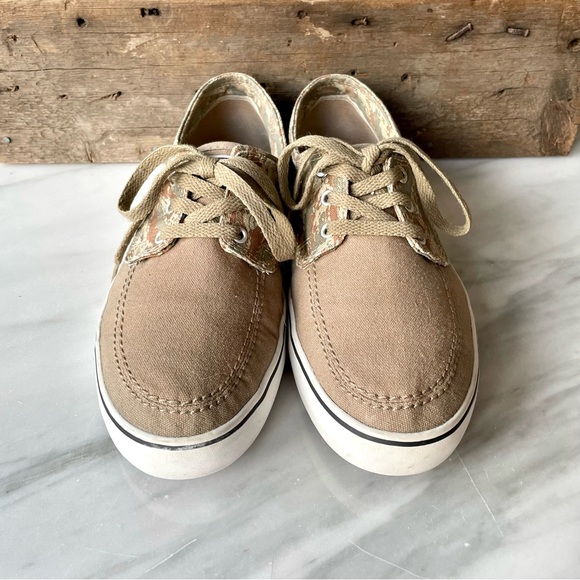 Converse•Size 9.5•Cons Skateboarding Shoes•Khaki and Camo Canvas•Lace-Up Styling - Picture 6 of 16